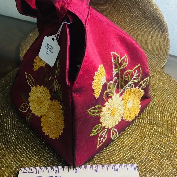 🆕 Hand Embroidered Red Silk Box Purse ♥️ - Picture 5 of 5